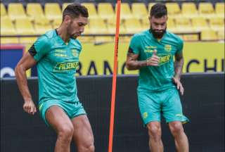 Bruno Piñatares (izq.), durante un entrenamiento en el estadio Monumental