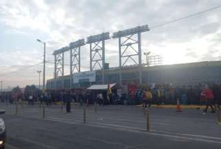 Hinchas del Aucas durmieron en las puertas del estadio para conseguir una entrada