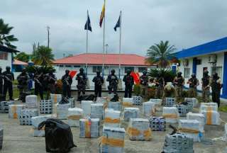 Los detenidos y la droga decomisada por las Fuerzas Armadas fueron entregados a las autoridades competentes para los trámites de ley.