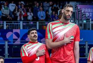 El jugador del equipo de voleibol sentado de Irán, que mide 2,46 metros, tuvo que dormir en el suelo durante los primeros días de los Juegos Paralímpicos, pero ya no. 