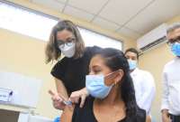 Ximena Garzón, ministra de Salud, coloca una vacuna en su visita a Nueva Prosperina