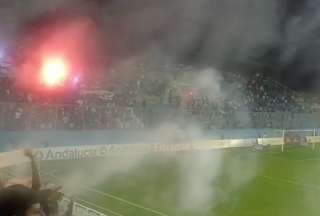 La hinchada de Emelec volvió a mostrar un mal comportamiento en los estadios ecuatorianos.