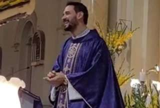 En una localidad de Perú se grabó a un sacerdote dando la bendición a sus feligreses.