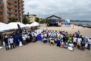 Gobierno impulsa masiva jornada de limpieza en playas del país.