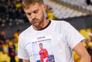 El golero Javier Burrai llevó una camiseta en homenaje a Justin Cornejo.
