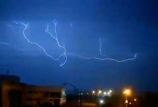 La impresionante tormenta fue captada por la cámara de video.