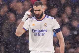 Karim Benzema marcó otro triplete y puso al Real Madrid cerca de las semifinales de la Champions