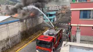 Un incendio se registró en la bodega de un colegio ubicado al sur de Quito. 