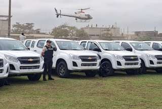 El Gobierno entregó camionetas a la Policía, en Salitre.