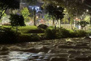 El río Tomebamba de Cuenca está en estado de alerta tras las lluvias del jueves, 26 de diciembre de 2024.