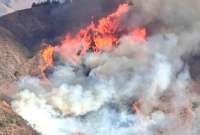 Bomberos y comuneros continúan la lucha contra el fuego, mientras la Secretaría de Gestión de Riesgos mantiene un monitoreo constante.