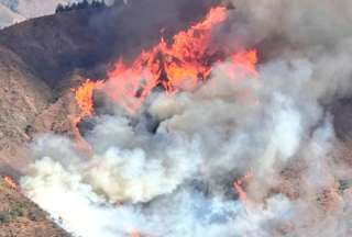 Bomberos y comuneros continúan la lucha contra el fuego, mientras la Secretaría de Gestión de Riesgos mantiene un monitoreo constante.