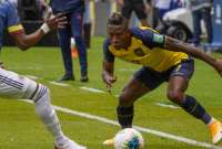 Pervis Estupiñán (der.), durante el partido ante Colombia, en Quito