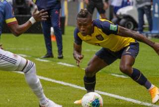 Pervis Estupiñán (der.), durante el partido ante Colombia, en Quito