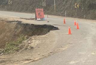 La vía Cuenca-Girón-Pasaje está cerrada por el socavamiento de un carril. 