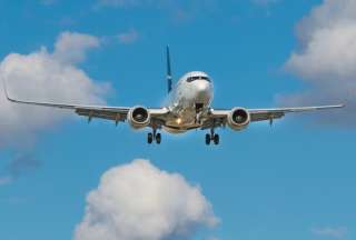 Pasajero intentó abrir la puerta de un avión en pleno vuelo