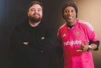 El youtuber Ibai (izq.) junto al astro brasileño Ronaldinho, con la camisetas del Porcinos FC. 
