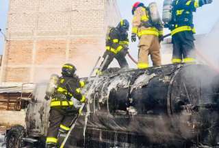 Bomberos de Quito atendieron el incendio de un tanquero de brea. 