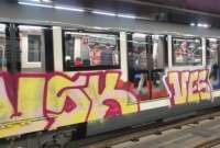 Uno de los trenes del Metro de Quito fue vandalizado por supuestos artistas urbanos. 