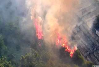 Más de 70 bomberos trabajan para sofocar el incendio que se generó durante la tarde de este 28 de agosto en Guayaquil.