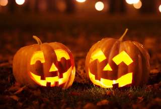 Desde antiguos rituales en Irlanda hasta disfraces y dulces, descubre cómo la celebración de Samhain evolucionó en la festividad moderna.