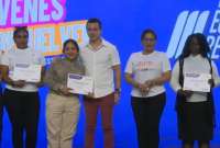 El presidente Daniel Noboa entregó certificados a jóvenes capacitados en Guayaquil.