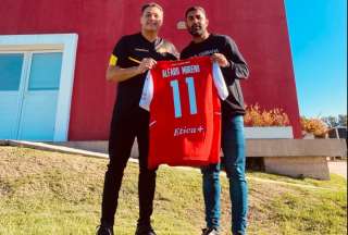 Carlos Alfaro Moreno (izq.)  recibió la camiseta de Independiente de Avellaneda