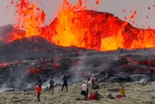 Las personas acudieron a mirar la lava