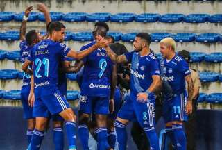 Los jugadores de Emelec festejan tras el gol de Fara.