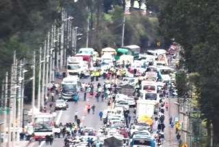 Colisión múltiple entre dos autos y un bus interprovincial causa un trágico saldo en el cantón Mejía. 