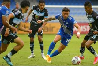 Fernando Luna (der.) es abrazado en el festejo de la segunda anotación de Emelec por parte del delantero Ayrton Preciado (izq.).