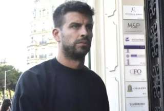 Gerard Piqué, muy serio, charló con uno de sus hijos en Barcelona