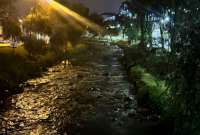 Las lluvias en Cuenca registradas la noche del martes permitieron que los caudales de los ríos de la ciudad incrementen, aunque no en mayor medida. 