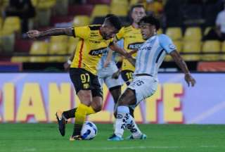 Carlos Tévez (97) controla el balón durante el partido ante Guayaquil City