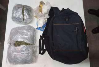 Marihuana y cocaína fueron halladas en una mochila perteneciente al agente policial.