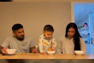 Un niño comparte su galleta con su mamá.