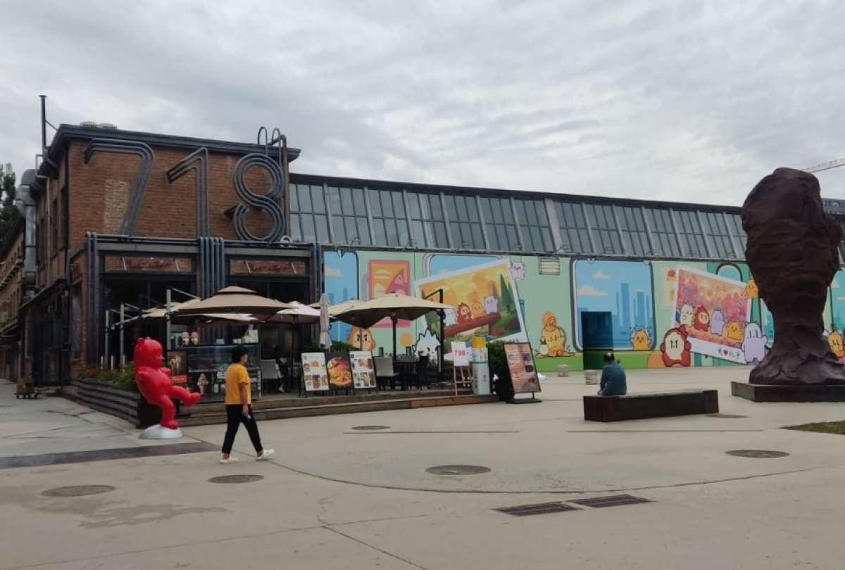 En el Distrito de Arte 798 hay galerías de arte, talleres, restaurantes y almacenes con artesanías de China y de otros países.
