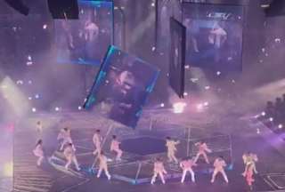 La pantalla LED gigante cayó sobre un grupo de bailarines del grupo Mirror. 