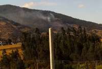 Personal del Cuerpo de Bomberos y ECU911 atienden dos incendios forestales. 