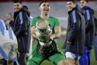 El guardameta realizó gestos ofensivos con el trofeo de la Copa América, tras el partido contra Chile. 