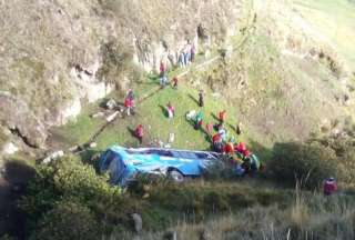 Un bus intercantonal se volcó en el cantón Guamote, sector Palmira. Tres personas murieron y dos quedaron heridas.