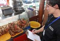 ARCSA llevó a cabo una inspección en más de 20 establecimientos de venta de cangrejos en el sector de Sauces, Guayaquil. 