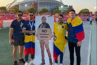 Hinchas ecuatorianos llevan a su amigo impreso en un cartón