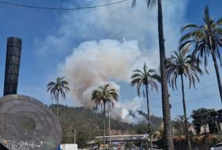 Un incendio en el sector de Guápulo afectó la circulación en la avenida Simón Bolívar. 