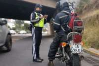 Los propietarios de las motocicletas que lleven dos pasajeros o más serán multados con el 15% de un salario básico unificado.