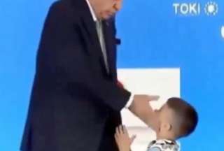 Presidente de Turquía abofeteó a un niño en un acto público