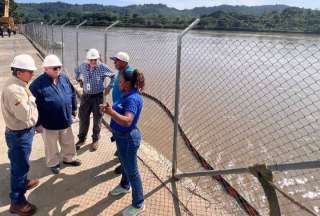 El servicio de agua potable se restablece de poco tras el derrame de crudo ocurrido en el río Esmeraldas.