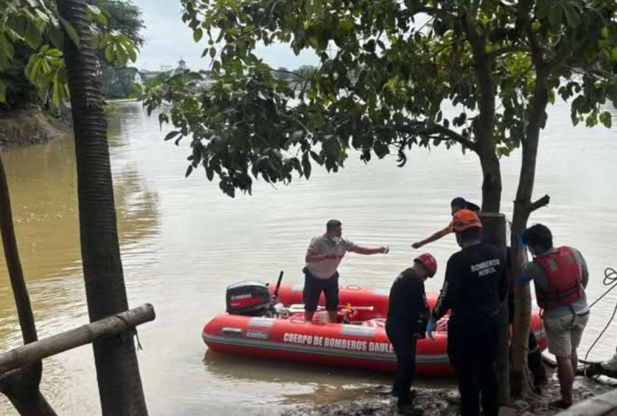 Bomberos de Daule apoyaron en la búsqueda del cuerpo de la víctima