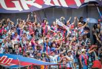 Supuestos hinchas del Deportivo Quito protagonizaron actos violentos en el estadio Atahualpa.