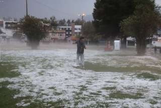 En Conocoto, en Quito, la comunidad experimentó una fuerte caída de granizo. 